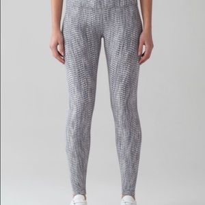 Lululemon Arrow Jacquard Wunder Under size 4 7/8